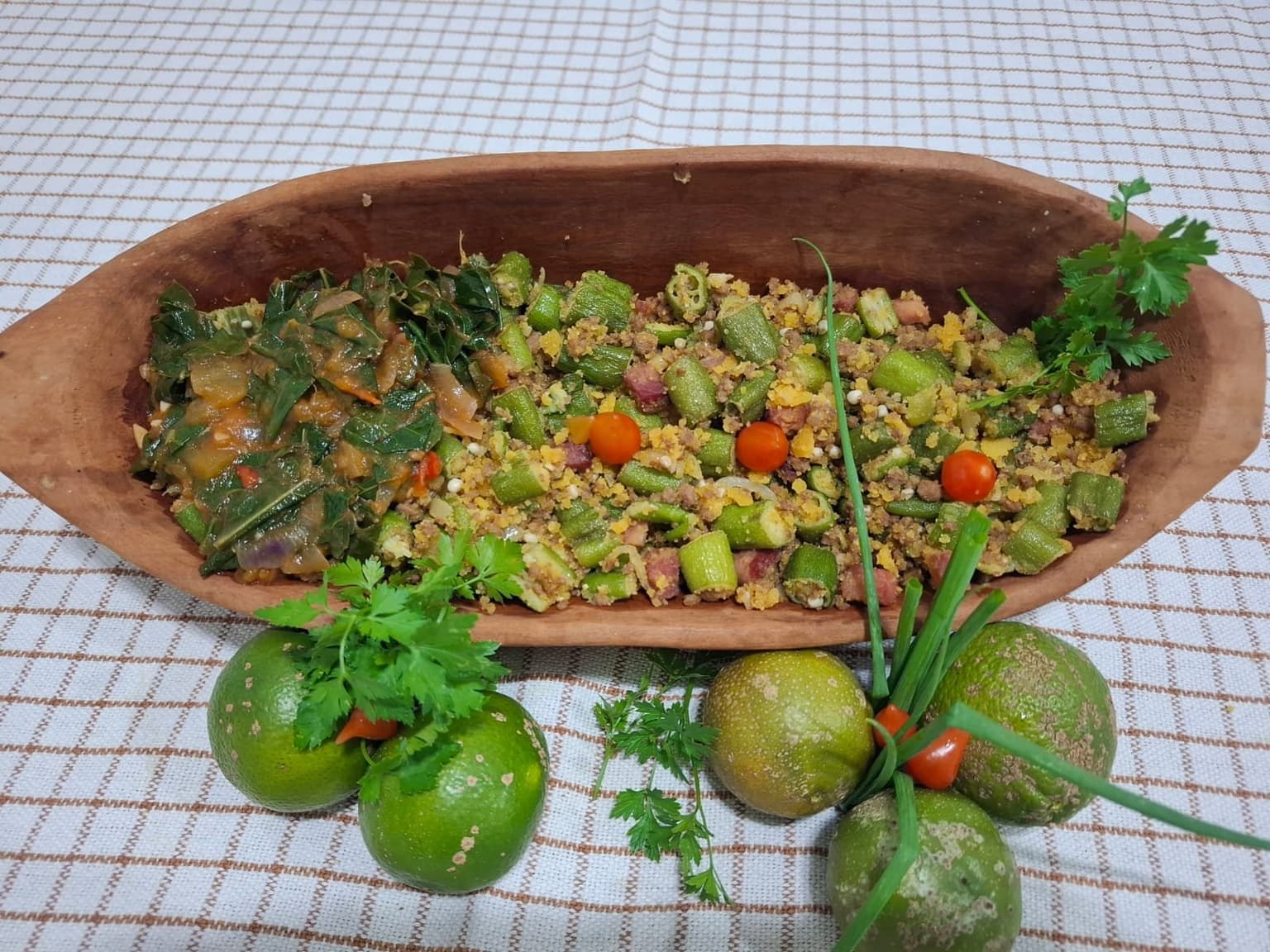 Farofa de quiabo com molho de couve rasgada