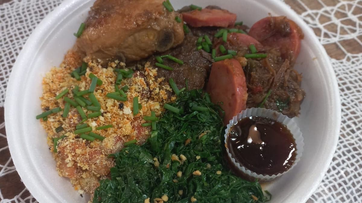 Mix de carne na cerveja preta, melado de cana e farofa de bacon c/ couve