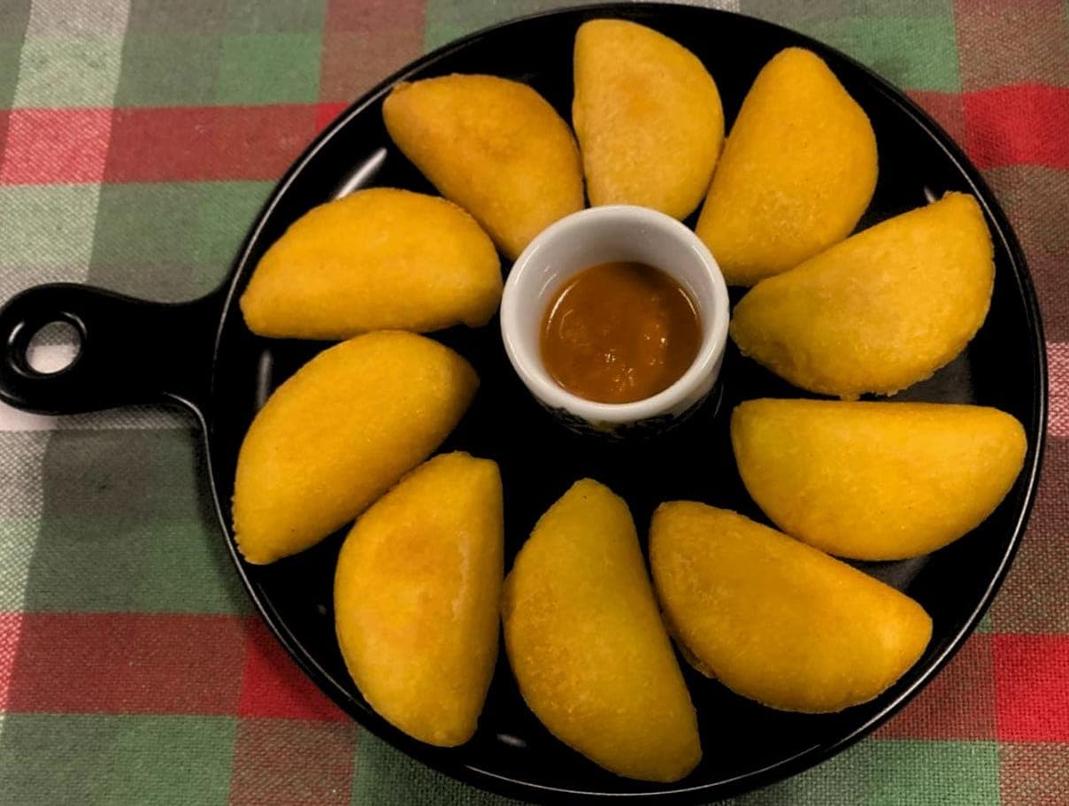 Pastel de angu / bolinho de feijoada