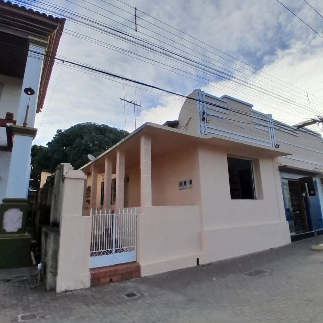Alugo quartos no melhor ponto de Itapecerica, na Praça do Coreto, ao lado da…
