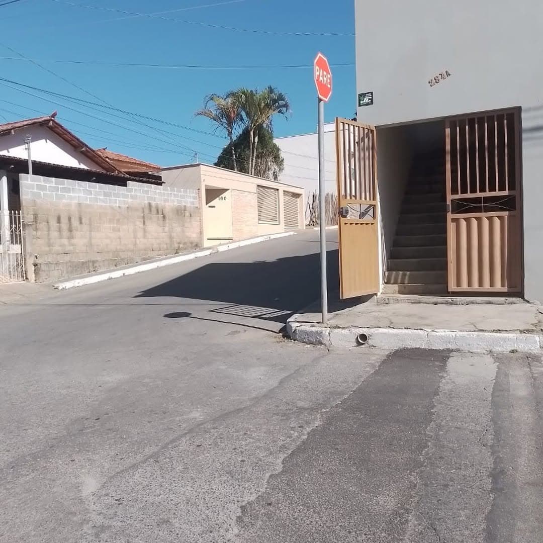 Casa para alugar temporariamente, contendo três quartos, um banheiro social,…