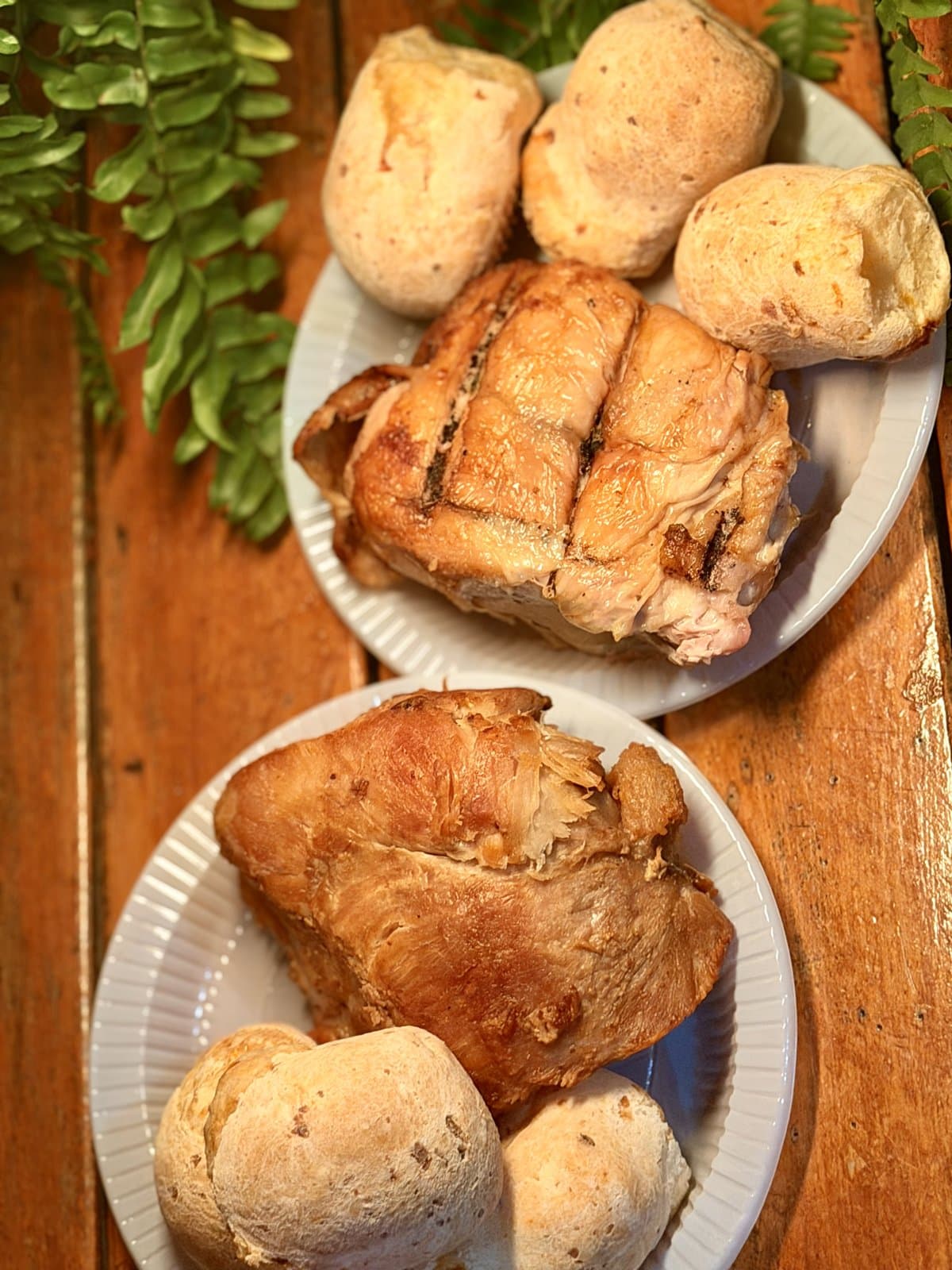 pão de queijo recheado com linguiça, pernil ou frango