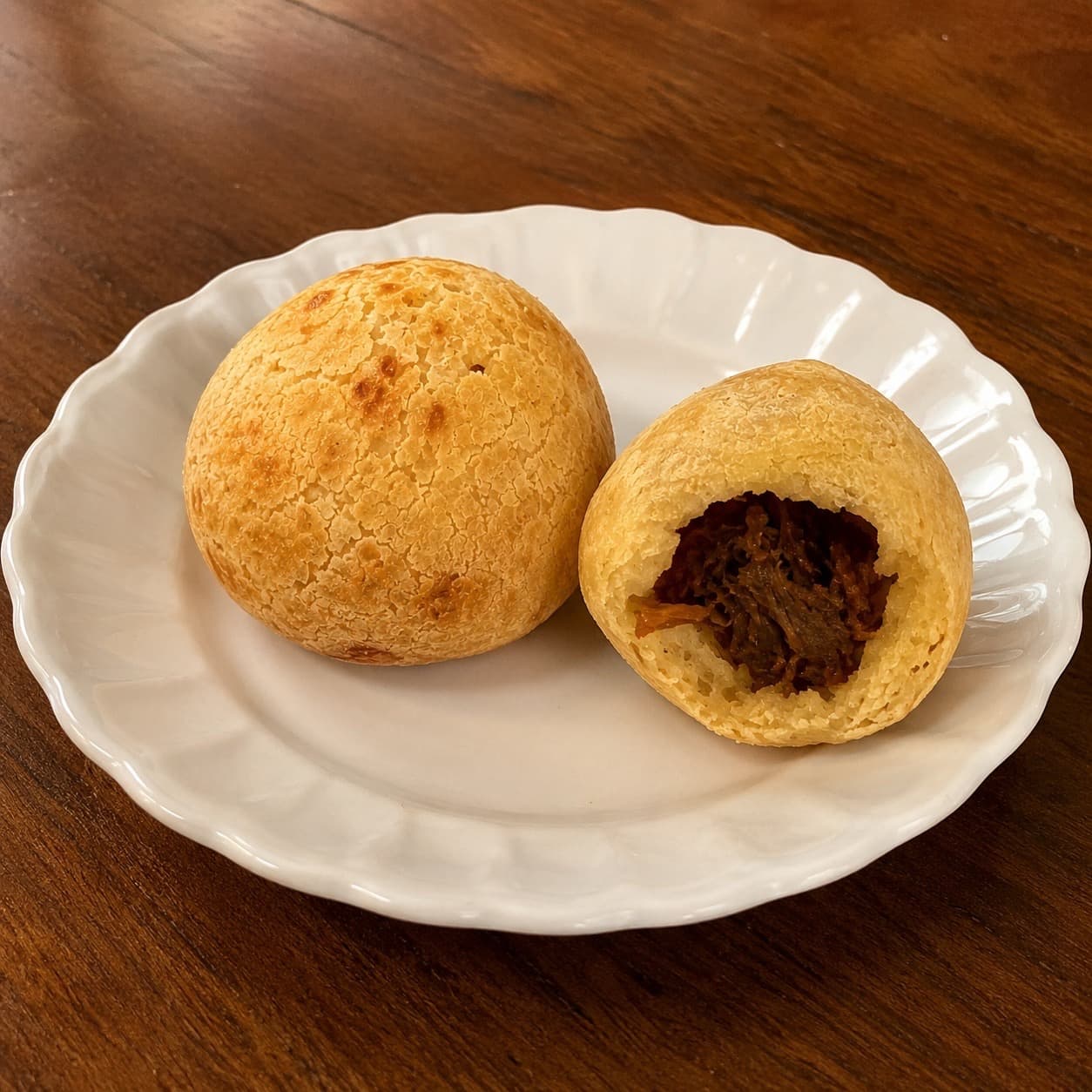Pão de queijo recheado com sabores da roça