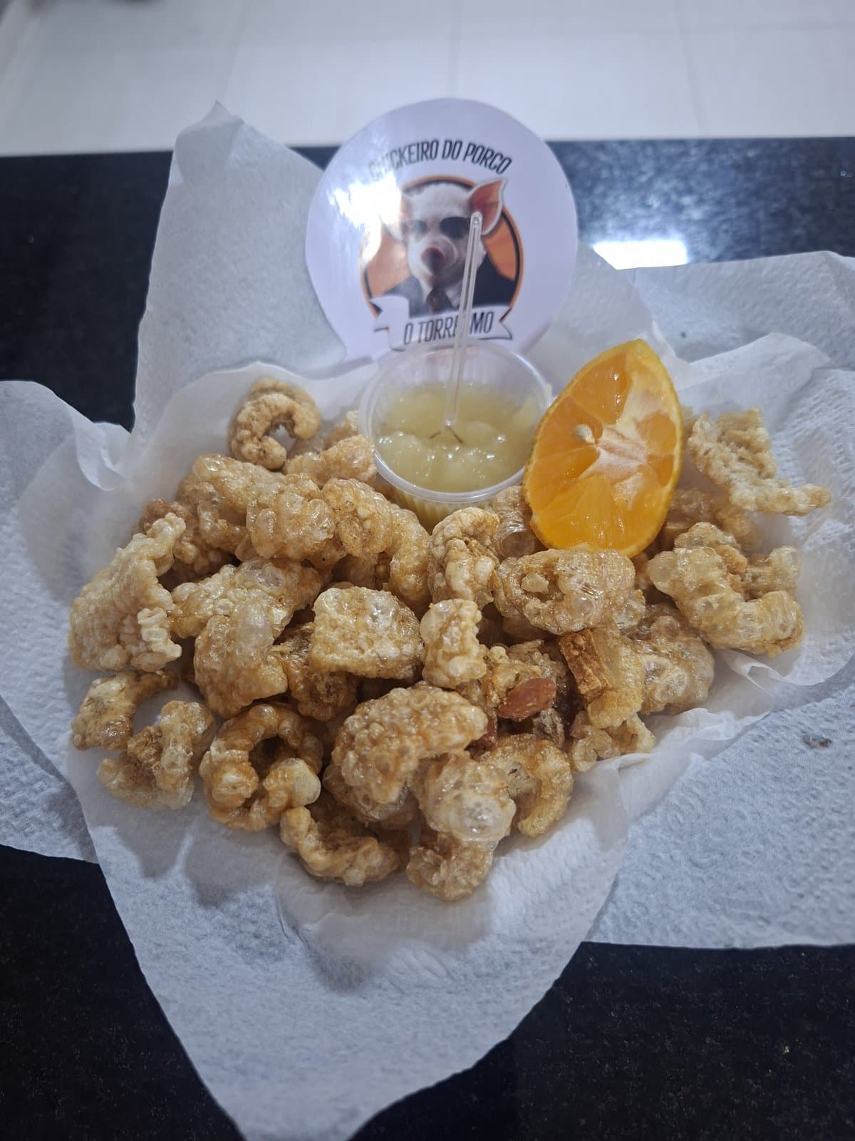 Torresmo com molhos especiais