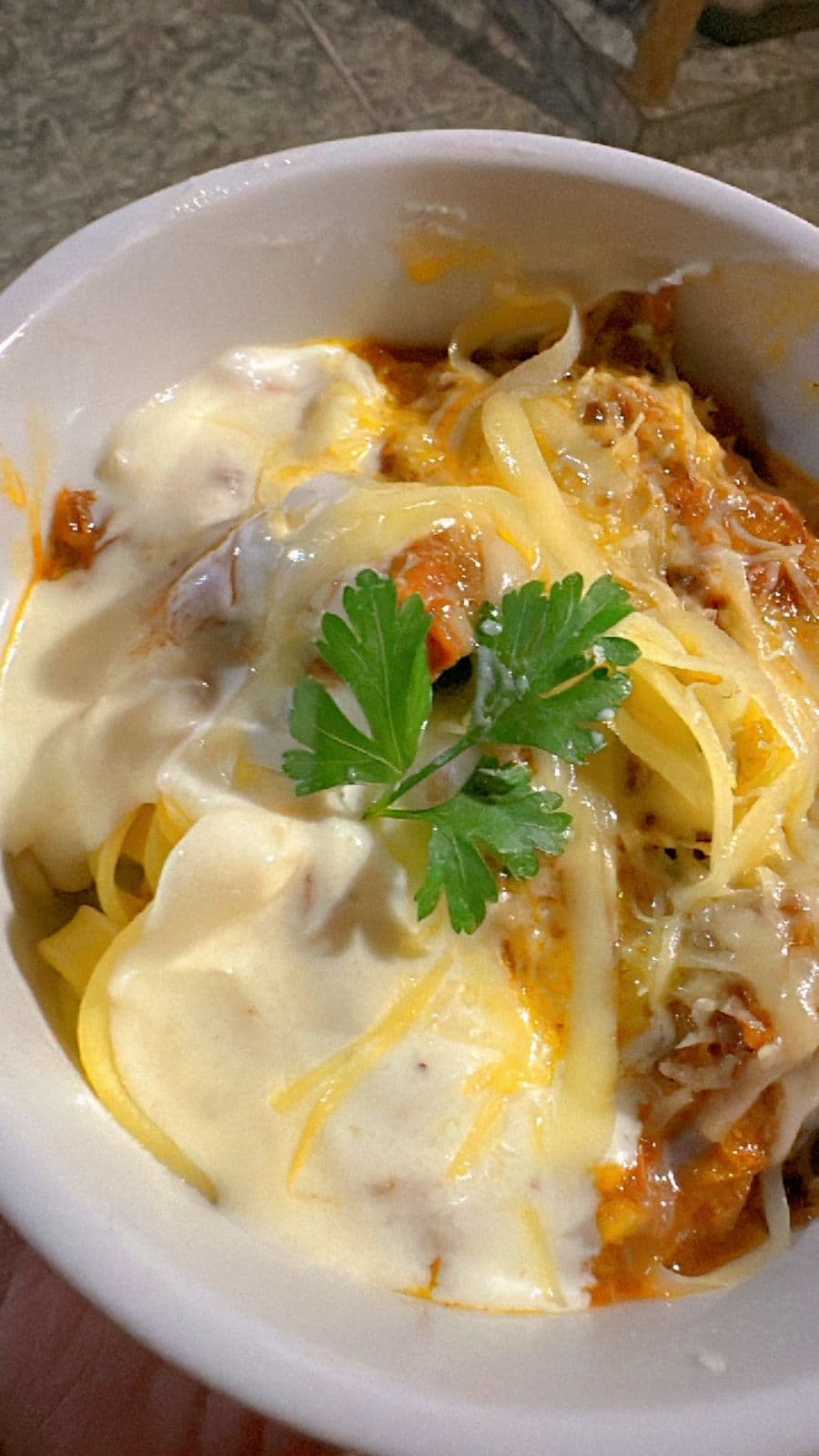 Macarrão com molho branco e molho de carne