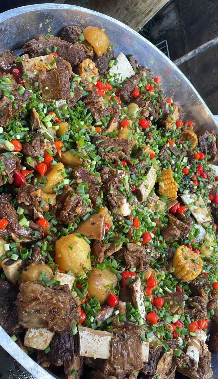 Costelão com milho e batata ao molho, acompanhado de arroz