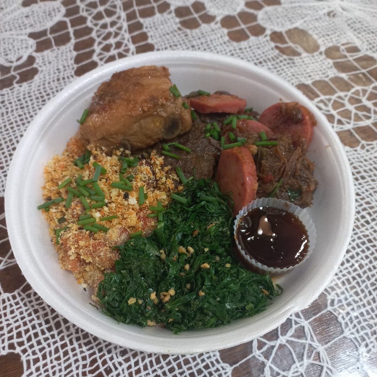 Mix de carne na cerveja preta, melado de cana e farofa de bacon c/ couve